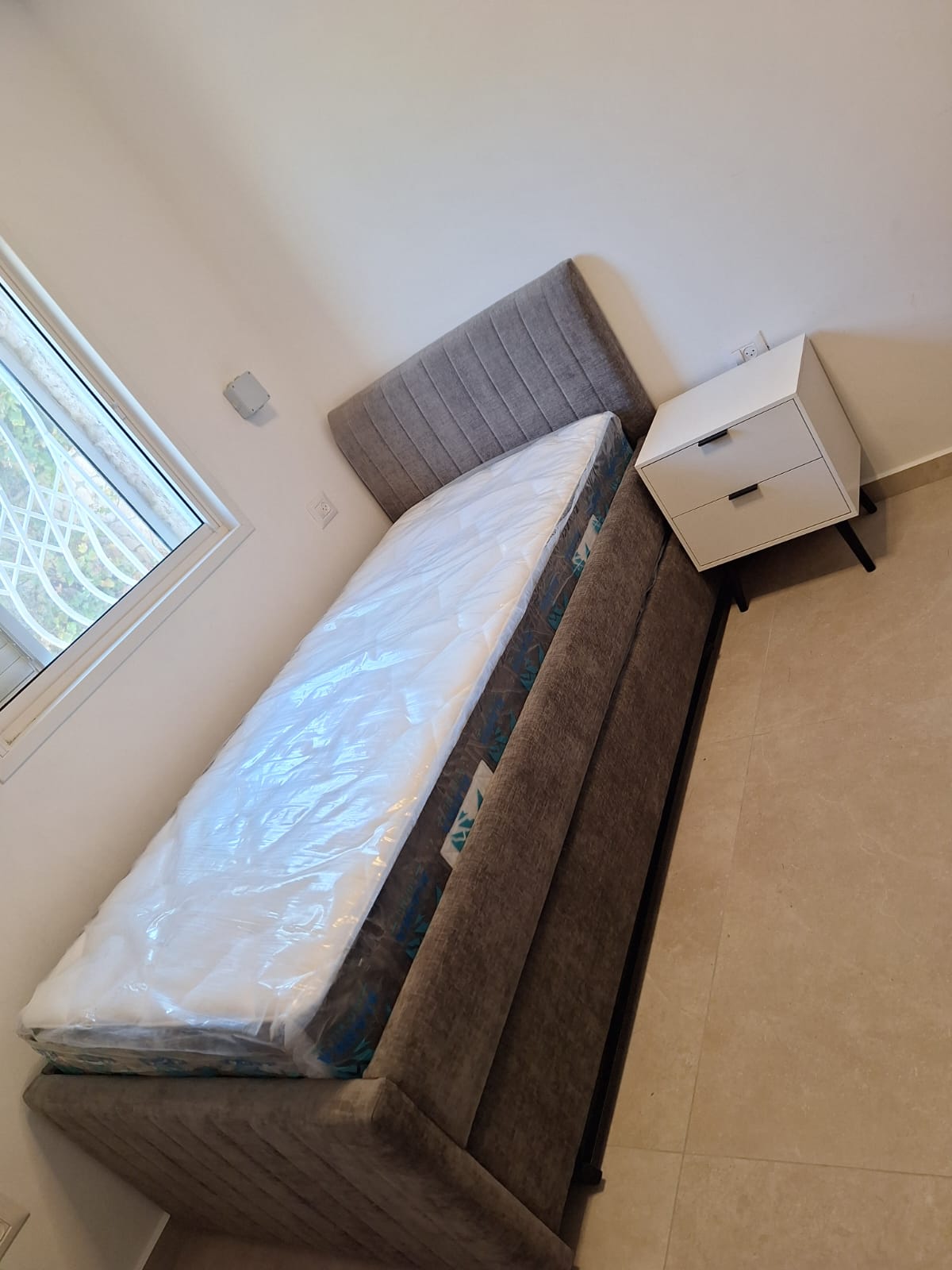 מיטת יחיד מרופדת דגם אליס